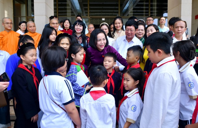 Phó Chủ tịch Quốc hội Nguyễn Thị Thanh gặp mặt Đoàn học sinh tiêu biểu là trẻ khuyết tật, mồ côi, có hoàn cảnh đặc biệt khó khăn